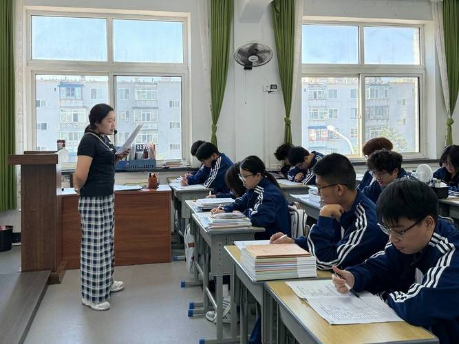 招生政策与学生的实际成绩情况,提供一对一的报考指导,辅助考生完成